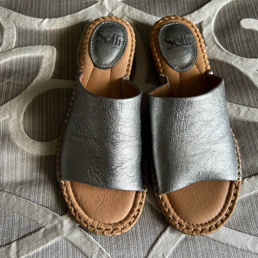 Metallic colored Sofft slides, never worn